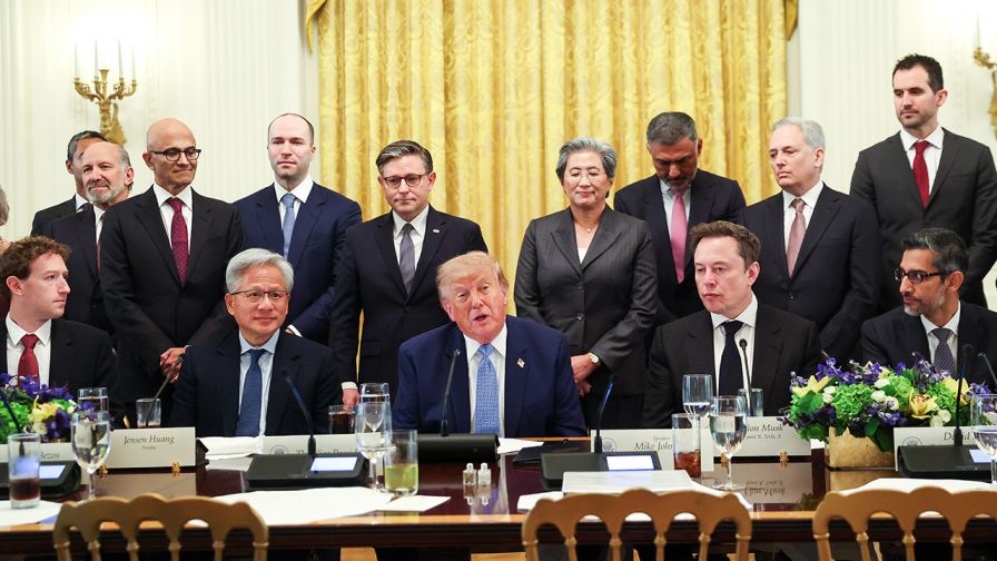 Trump arra kéri az MI óriásait, hogy saját magukat ellenõrizzék