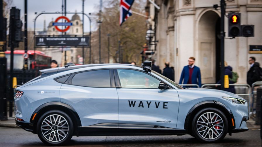 A robotaxik leállítását követelik a londoni taxisok