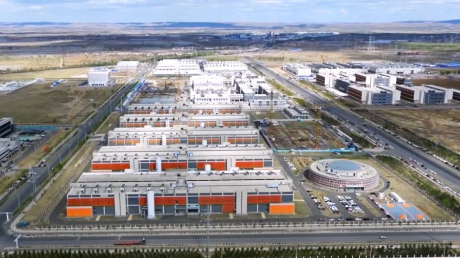 Olcsó energia és gyors építkezés segíti Kínát a globális MI-versenyben